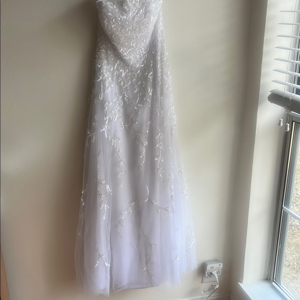 Elegant White Strapless Gown with Floral Embroidery